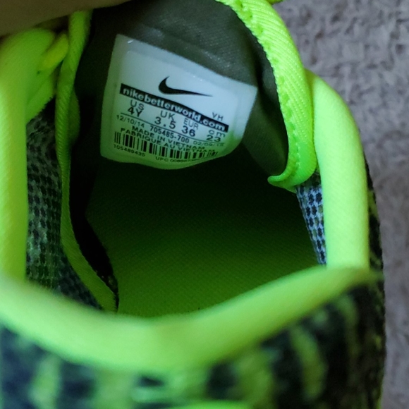 Nike Black and Volt Rosherun Flight Weight Shoes - Picture 4 of 10